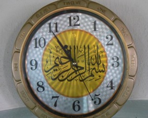 L’orologio della moschea sunnita con la scritta: Allah grande e misericordioso.